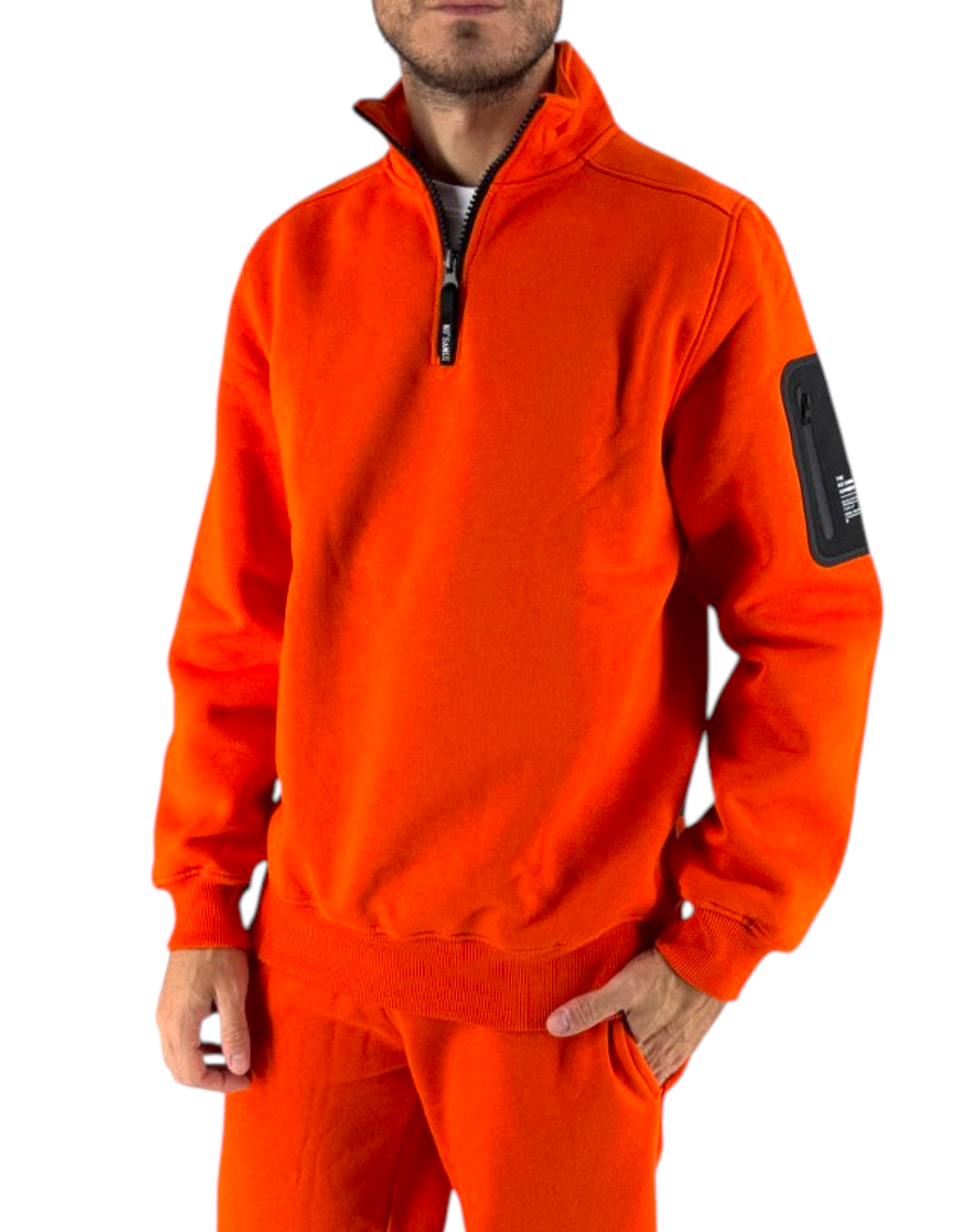 Modello indossa felpa mezza zip arancione Ko Samui in misto cotone con dettaglio grafico sulla manica