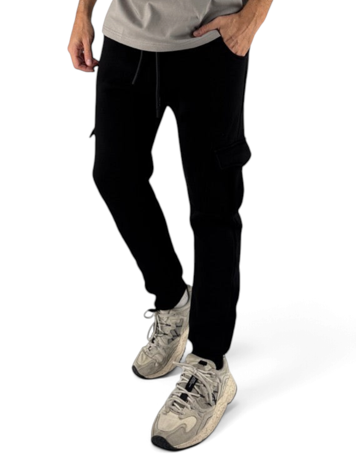 Modello indossa pantaloni felpa neri Ko Samui in misto cotone con tasche cargo e vestibilità regular fit