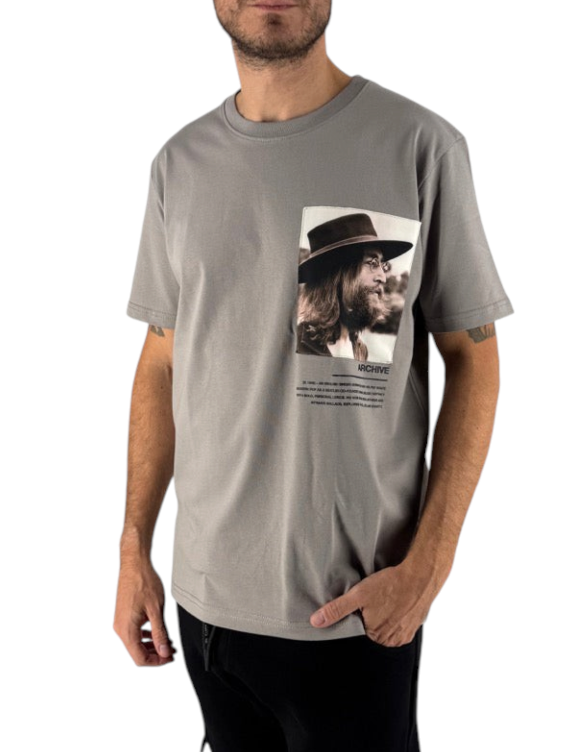 Modello indossa t-shirt Ko Samui grigio cemento in cotone con stampa grafica Lennon regular fit