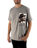 Modello indossa t-shirt Ko Samui grigio cemento in cotone con stampa grafica Lennon regular fit