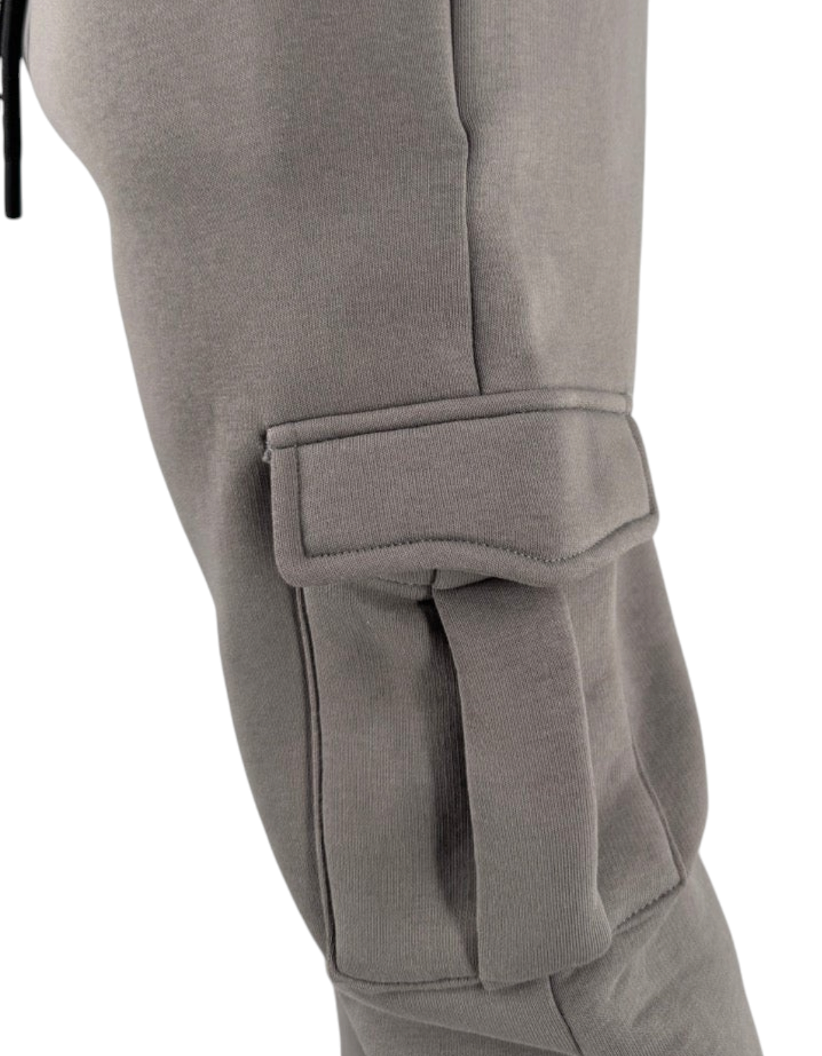 Dettaglio della tasca cargo su pantaloni in misto cotone color cemento della collezione Ko Samui Essential