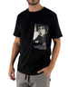 Modello indossa t-shirt nera Ko Samui in cotone con stampa grafica musicale e vestibilità regular fit
