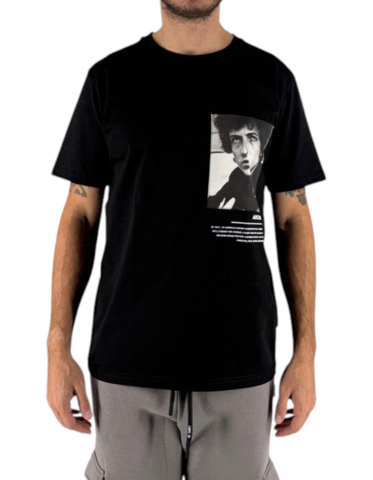 T-shirt nera Ko Samui con grafica musicale indossata con pantaloni cargo grigi in stile streetwear