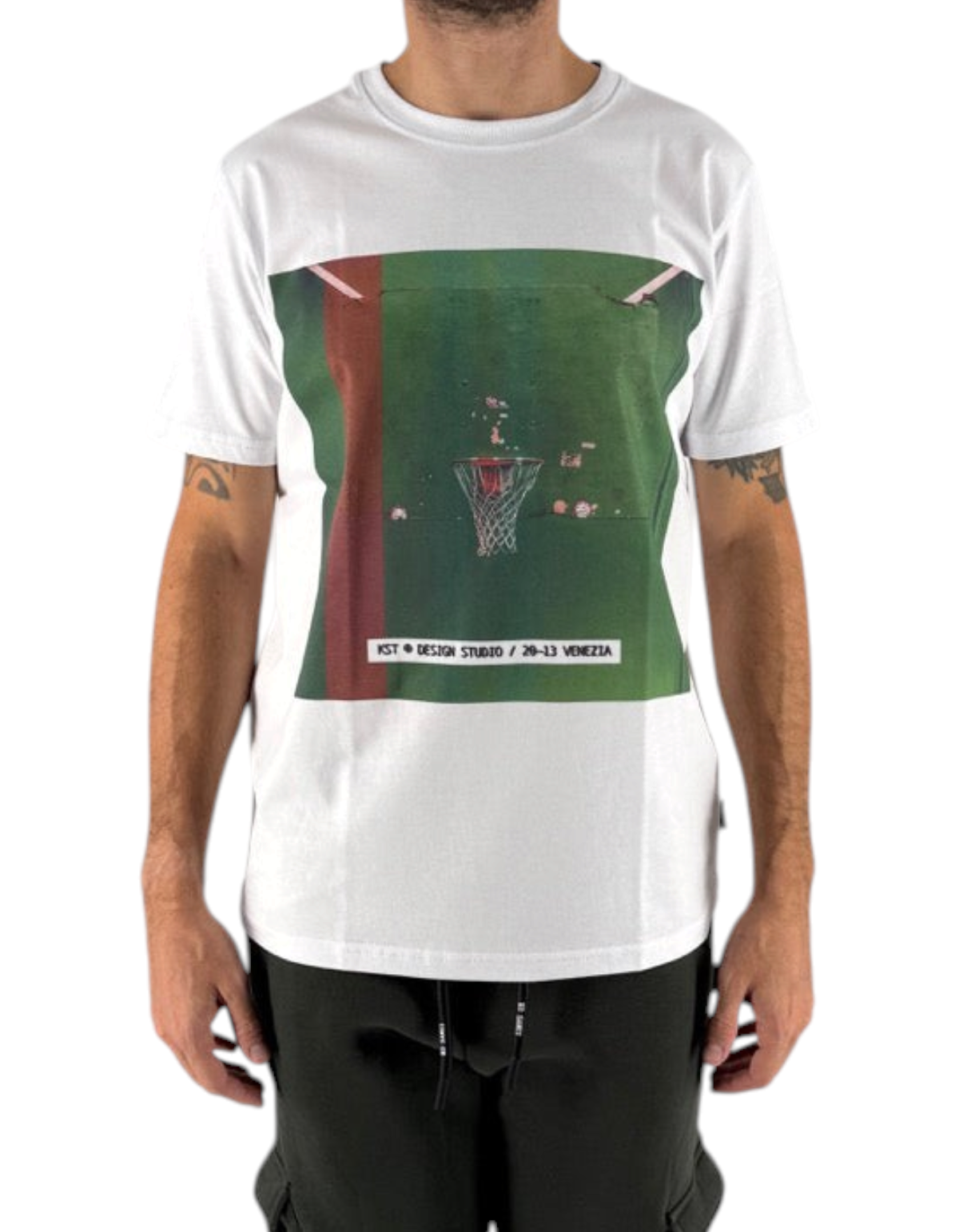 T-shirt bianca Ko Samui in cotone con stampa grafica di un campo da basket, vestibilità regolare, stile streetwear.