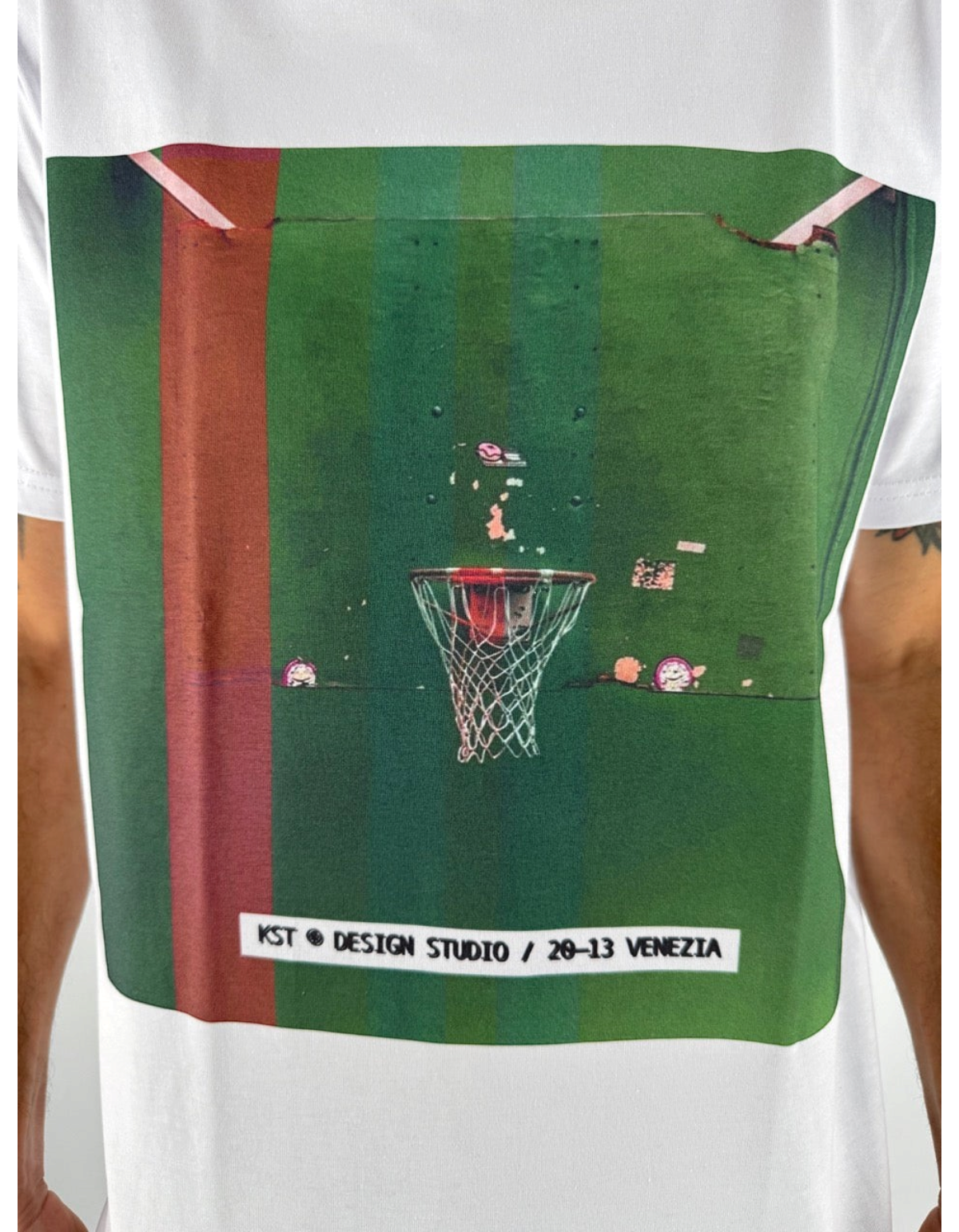 T-shirt bianca Ko Samui in cotone con stampa grafica frontale di un campo da basket e logo KST Design Studio
