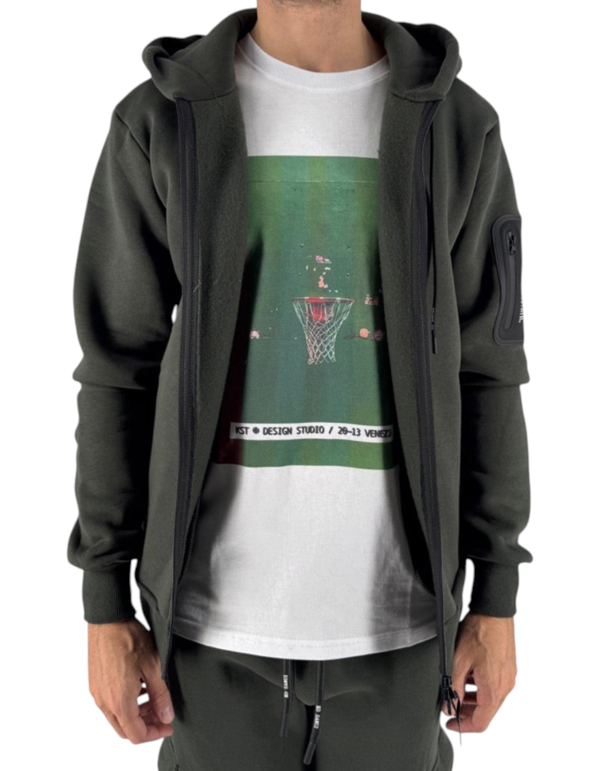 Modello indossa felpa full zip Ko Samui Repocket in misto cotone color militare con tasca sulla manica