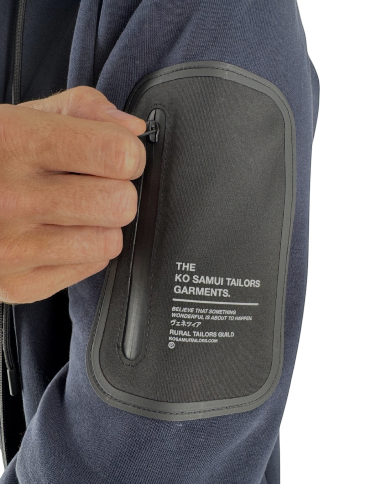 Dettaglio della tasca tecnica con zip sulla manica della felpa Ko Samui in misto cotone blu navy