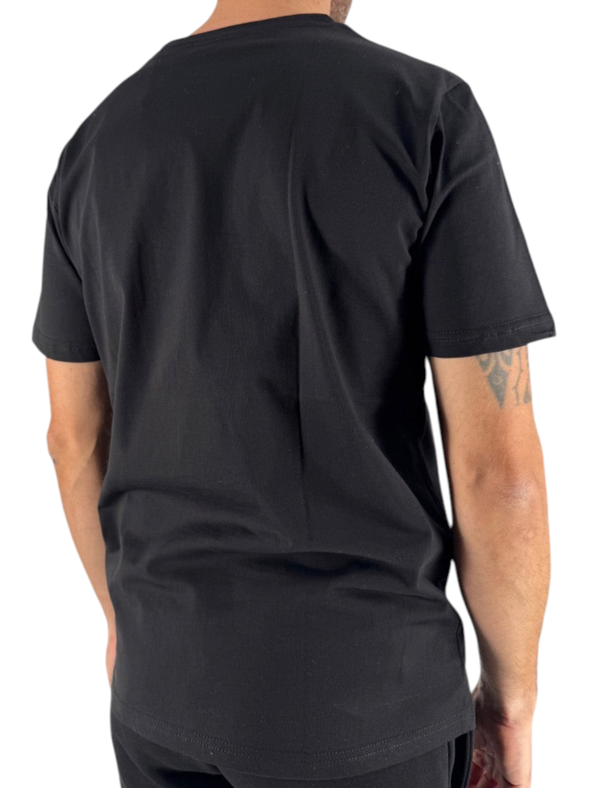 Vista posteriore della t-shirt nera in cotone Ko Samui con vestibilità regular fit