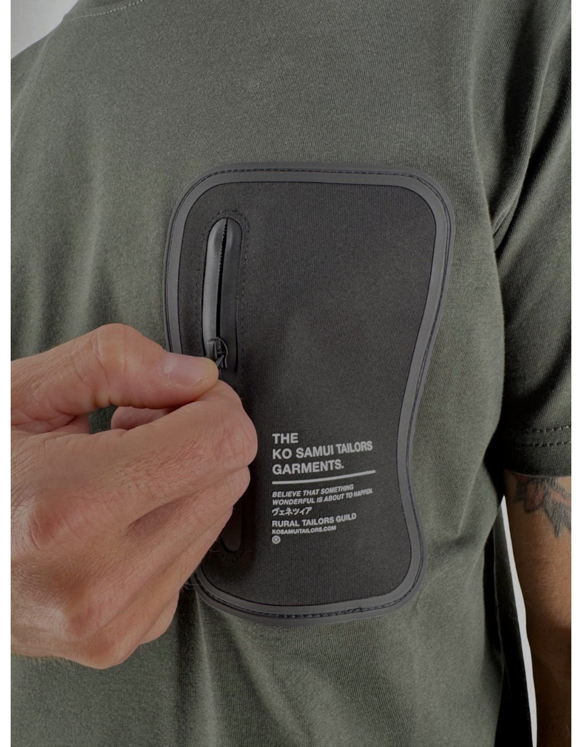 T-shirt Ko Samui color verde militare in cotone con tasca tecnica frontale e zip