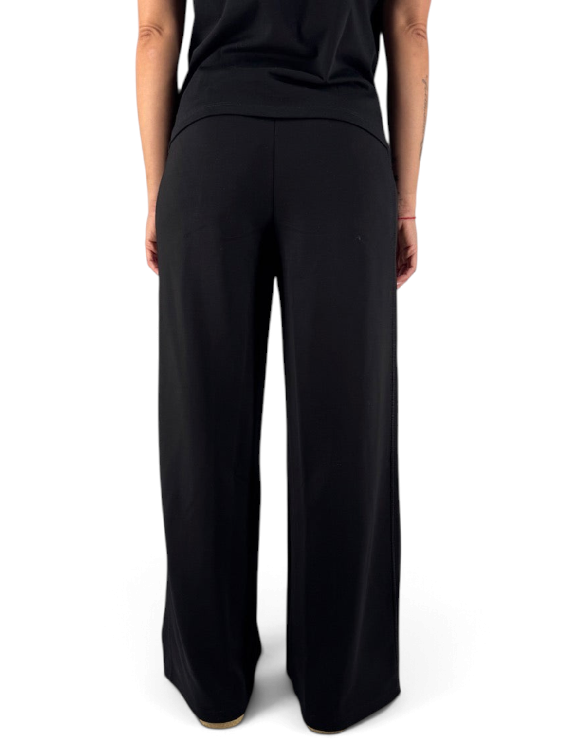 Pantaloni Ko Samui Essential in misto viscosa nero con vestibilità loose fit, vista posteriore