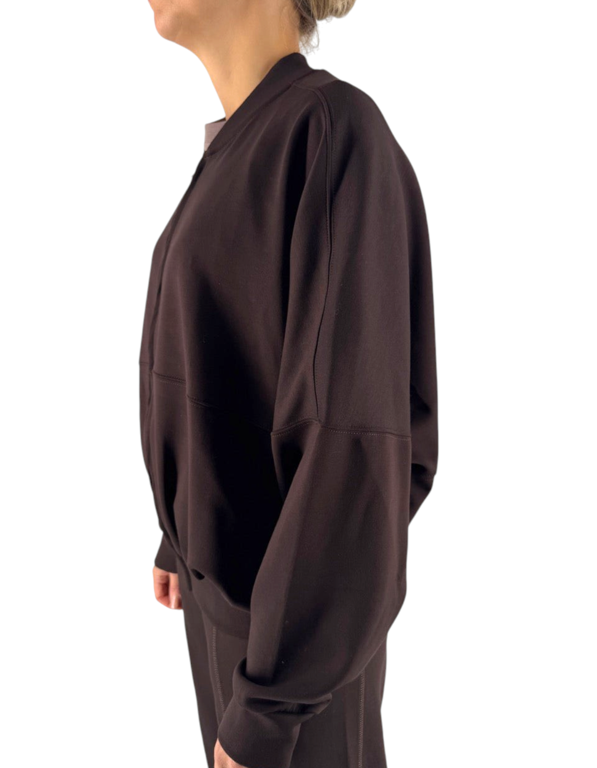 Felpa Ko Samui marrone in misto viscosa con vestibilità balloon fit e chiusura zip, vista laterale su modella