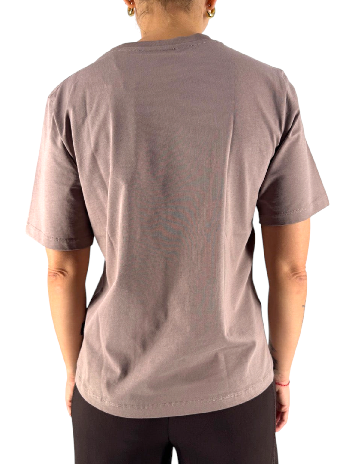 Vista posteriore della t-shirt Ko Samui Piano Velvet in cotone color tortora con vestibilità over fit