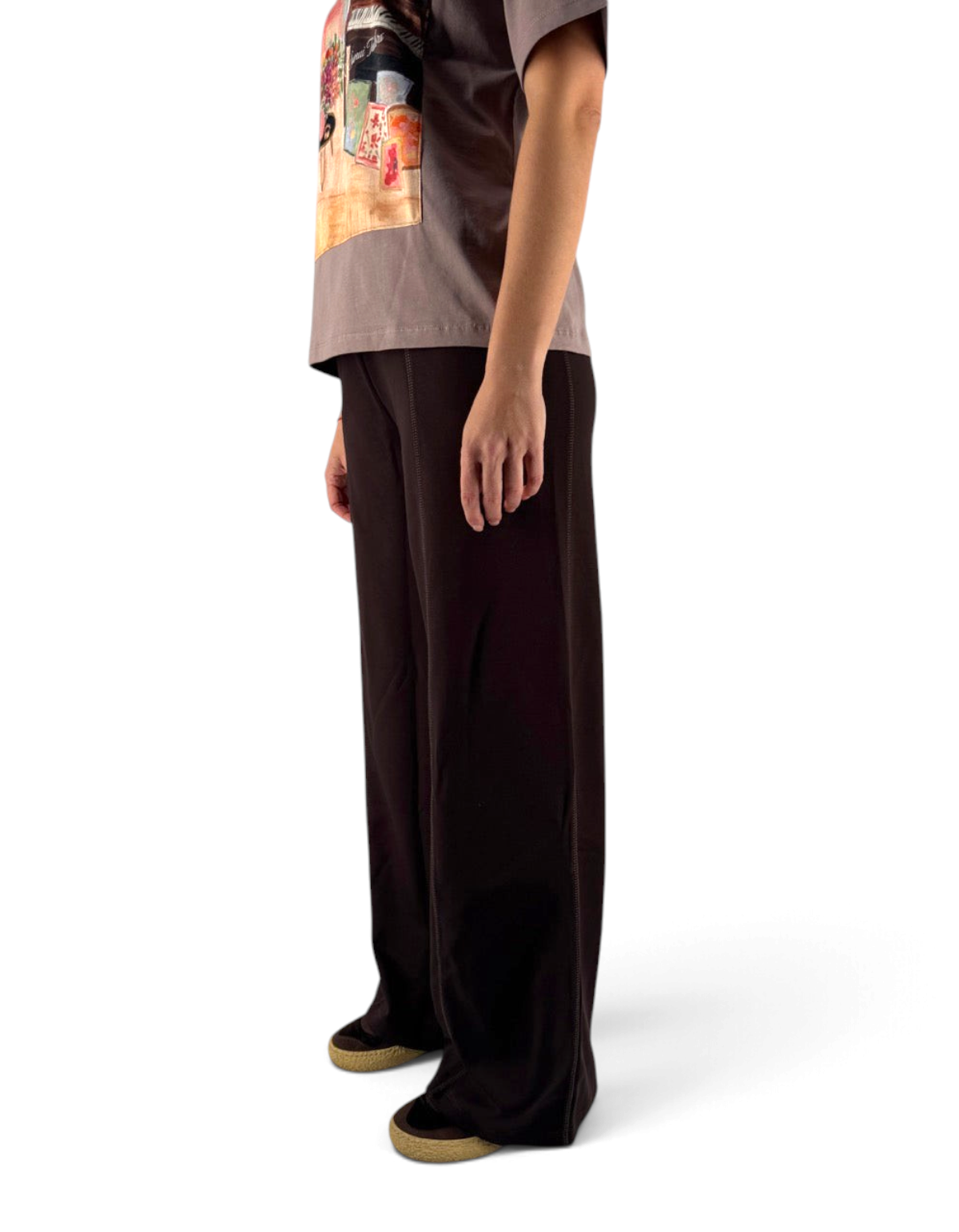 Pantaloni felpa loose fit marroni Ko Samui in misto viscosa elasticizzato, vista laterale su modella