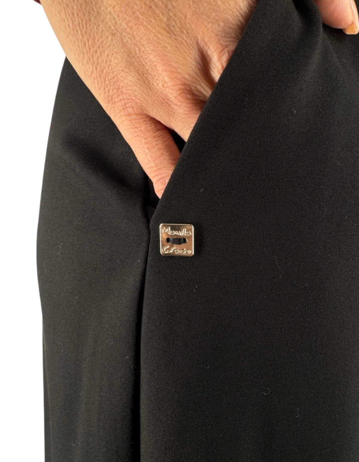 Dettaglio della tasca del pantalone Manila Grace color meteorite con placchetta metallica logata