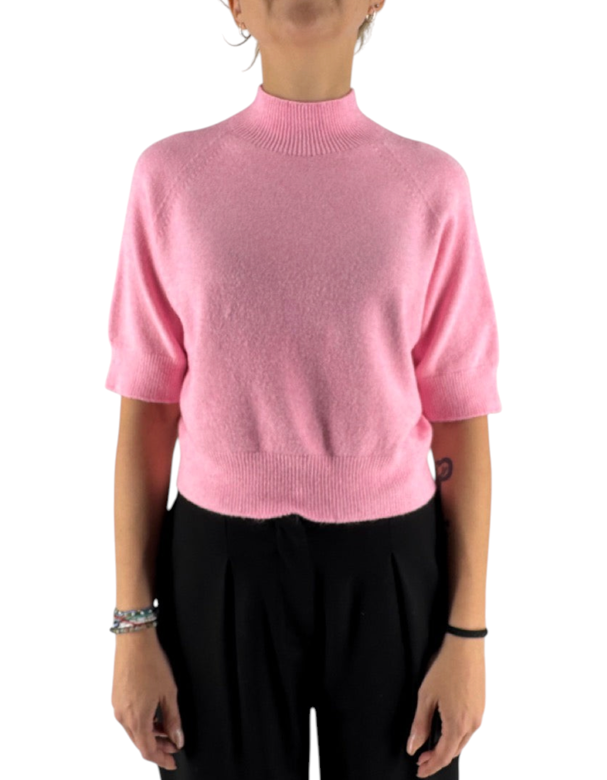 Modella indossa maglia Manila Grace corta color rosa confetto con collo a lupetto e finiture a costine