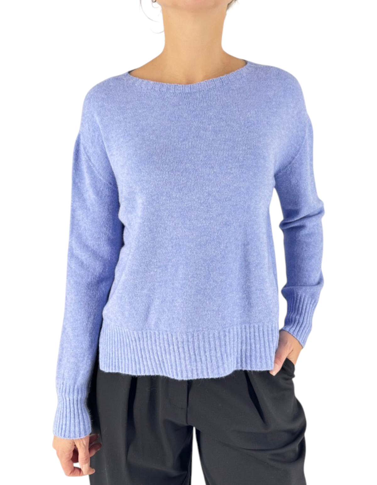 Maglione Manila Grace viola con scollo a barca, maniche lunghe e bordi a costine indossato da una modella
