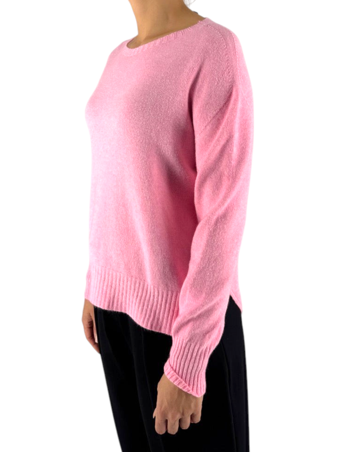 Modella indossa maglione Manila Grace rosa candy con scollo a barca, maniche lunghe e bordi a costine, vista laterale