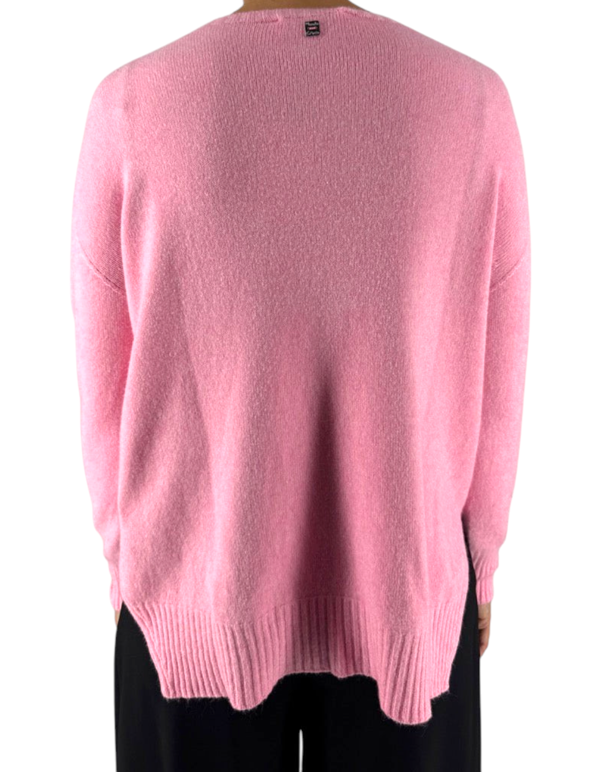Vista posteriore del maglione Manila Grace rosa candy con scollo a barca, vestibilità morbida e fondo a costine.