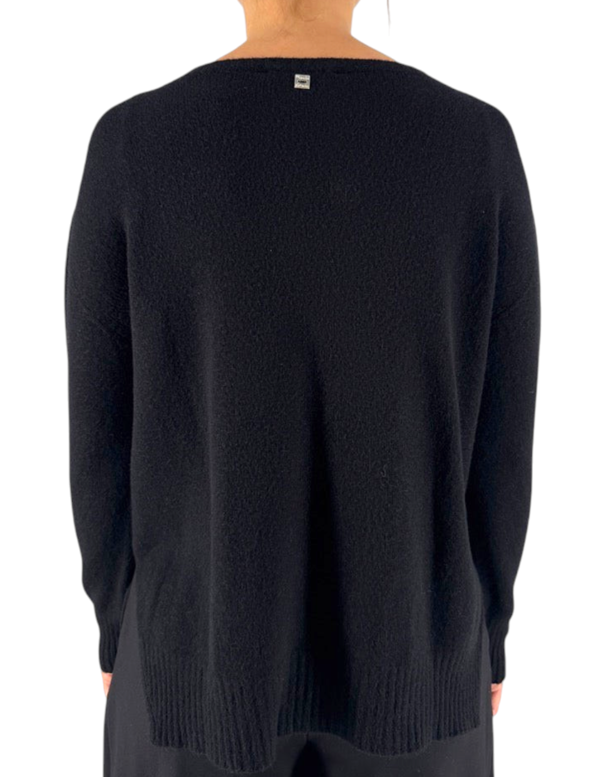 Maglione Manila Grace color meteorite con scollo a barca, vestibilità morbida e dettagli a costine, vista posteriore