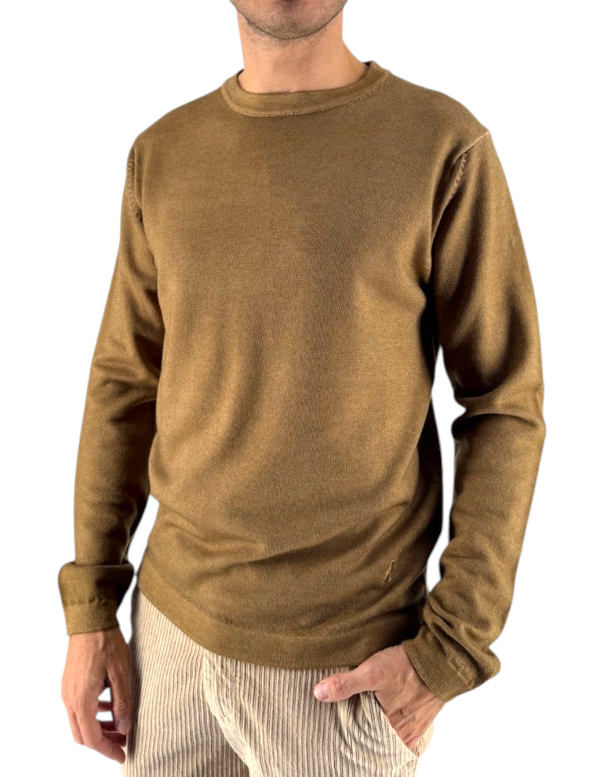 Modello indossa maglia girocollo DevidLabel Stockholm color nocciola in 100% lana Merinos con lavorazione tubolare