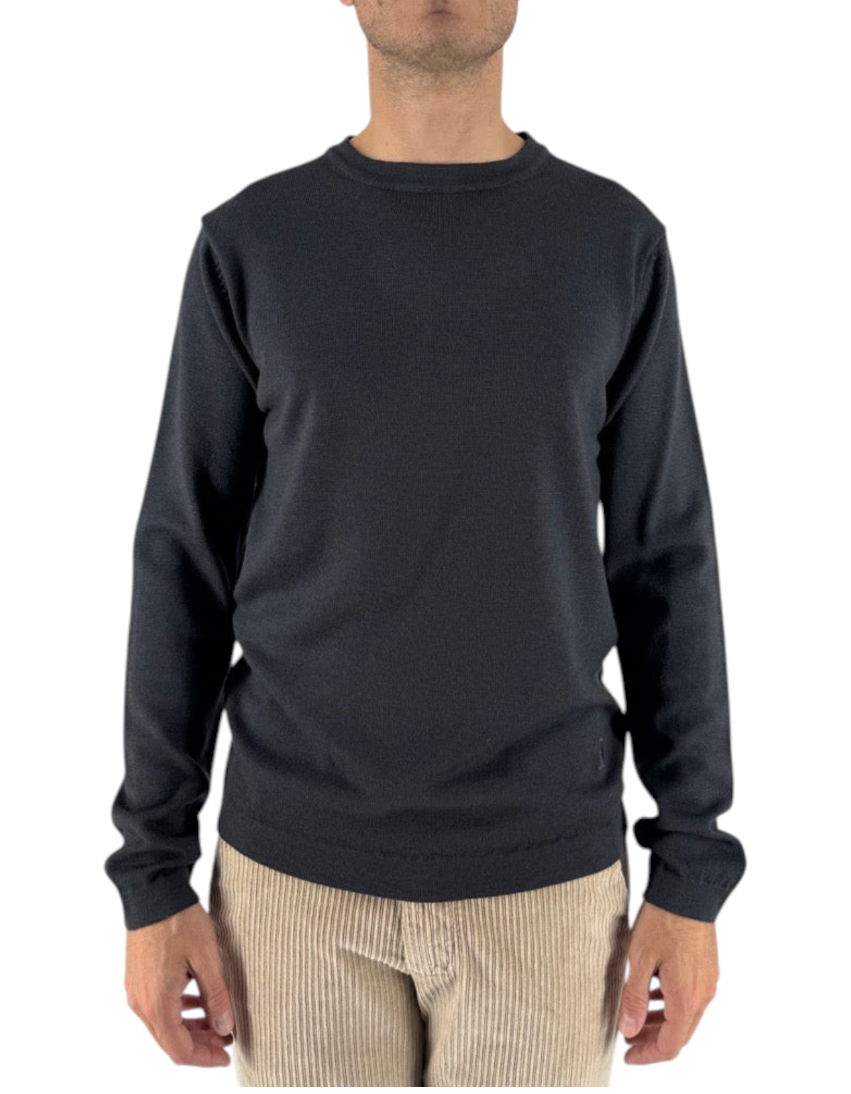 Modello indossa maglia girocollo DevidLabel Stockholm in lana Merinos colore piombo con lavorazione tubolare