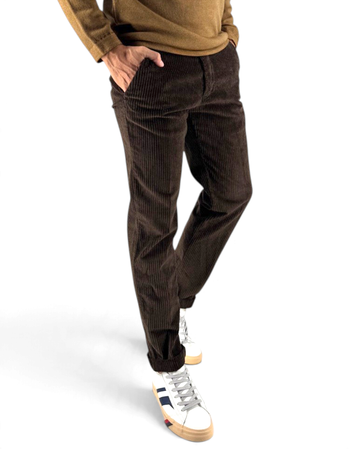 Modello indossa pantaloni DevidLabel Richmond in velluto rocciatore color moro con vestibilità regular slim