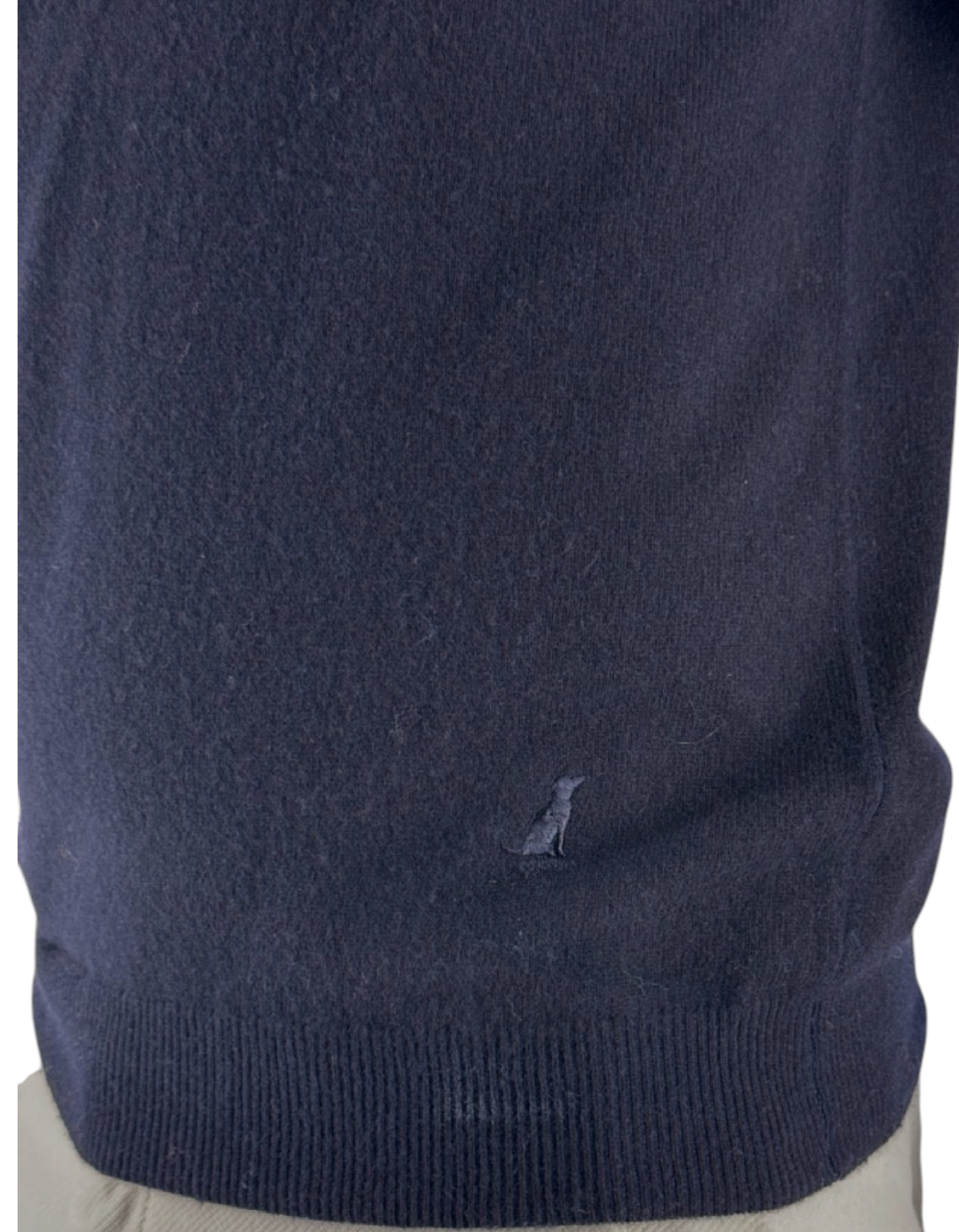 Maglia girocollo DevidLabel Bergen blu navy in misto lana e cashmere con logo ricamato, indossata con pantaloni chiari