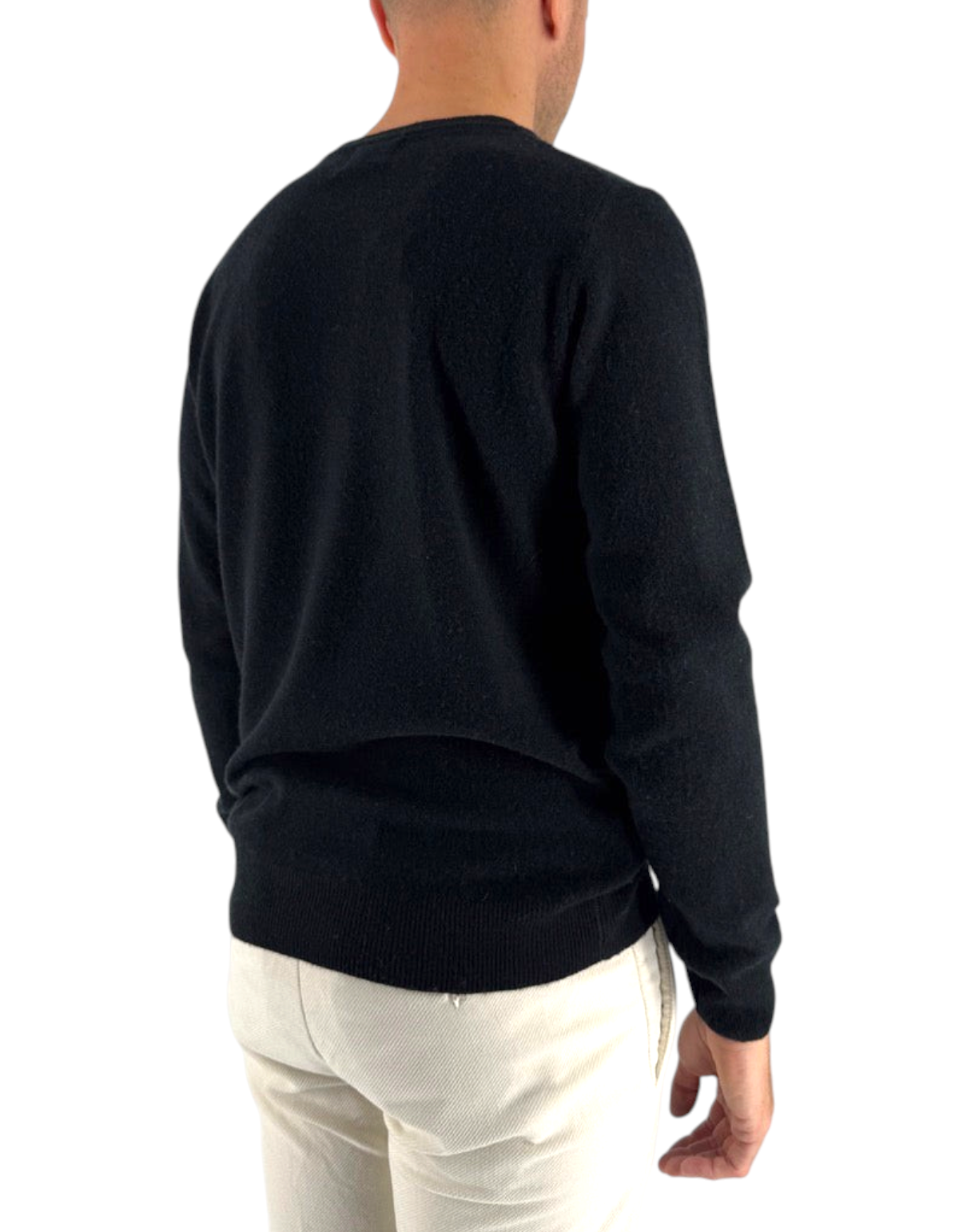 Vista posteriore di un uomo che indossa una maglia girocollo nera DevidLabel in misto lana e cashmere