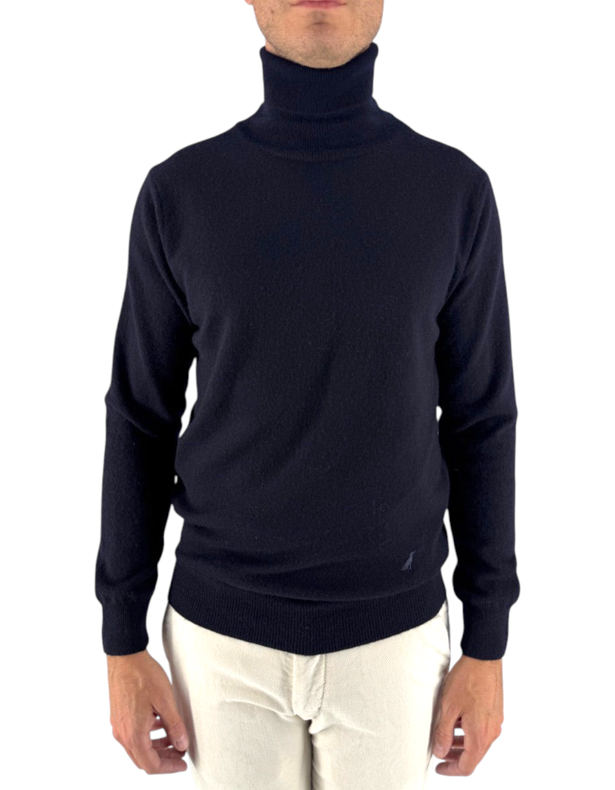 Modello indossa maglia a collo alto DevidLabel Oslo in misto lana e cashmere blu navy, vestibilità classica