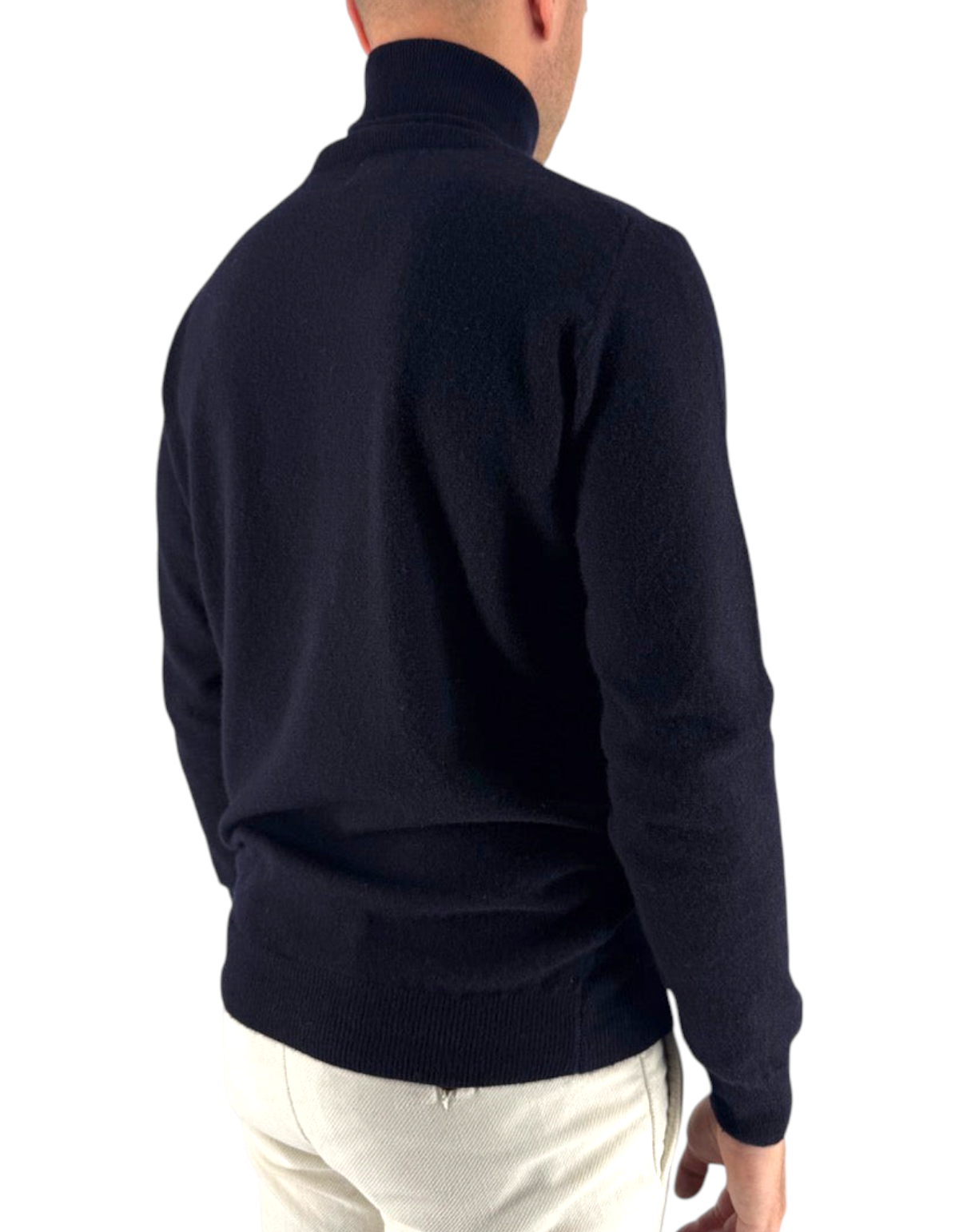 Modello indossa maglia a collo alto DevidLabel blu navy in misto lana e cashmere, vista posteriore