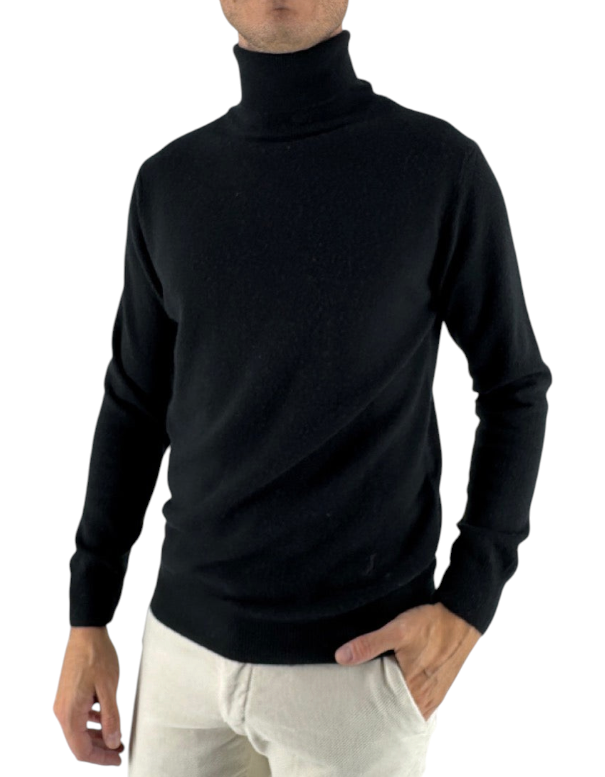 Modello indossa maglia a collo alto nera DevidLabel in misto lana e cashmere, design essenziale Made in Italy