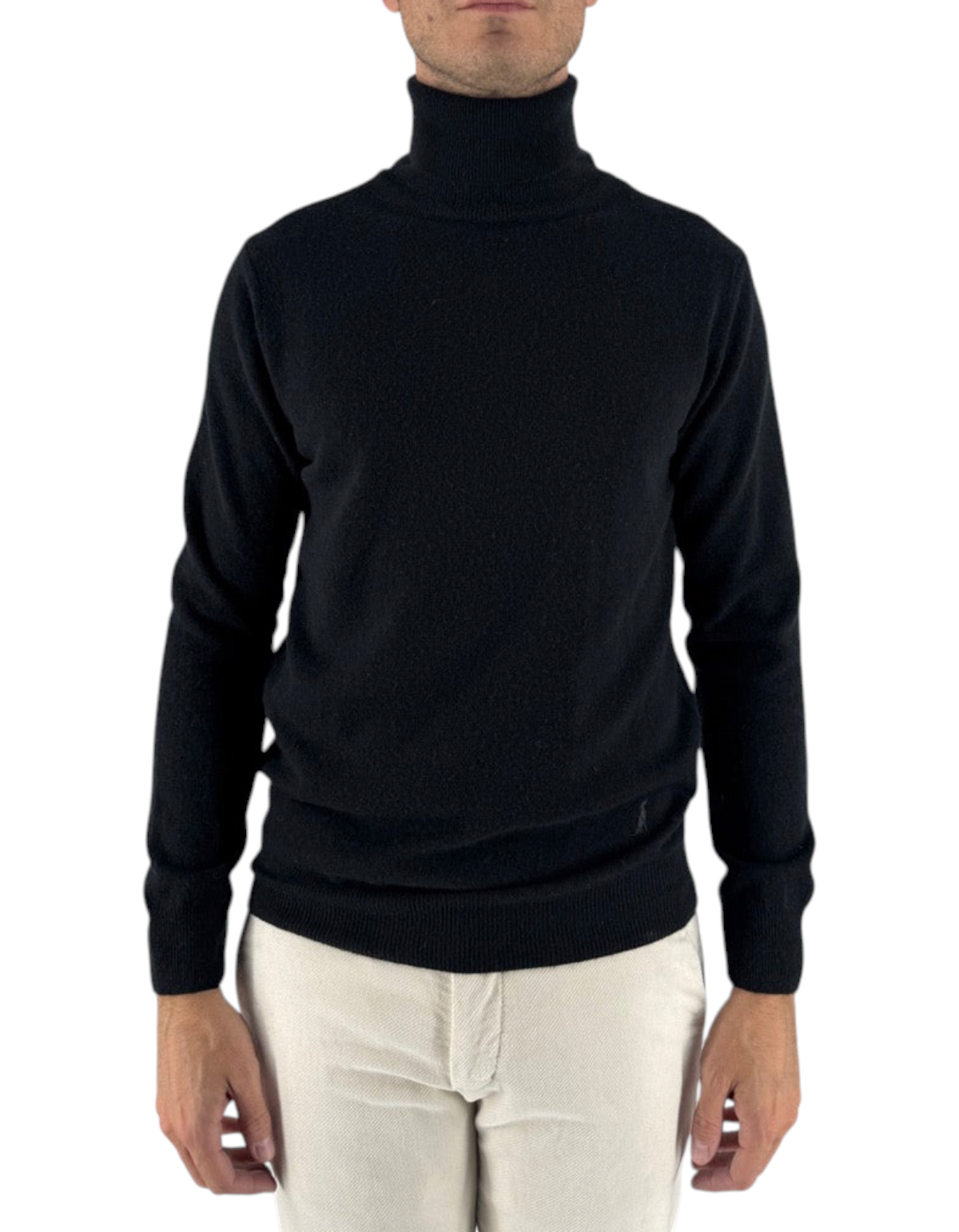 Modello indossa maglia a collo alto nera DevidLabel in misto lana e cashmere, design essenziale Made in Italy