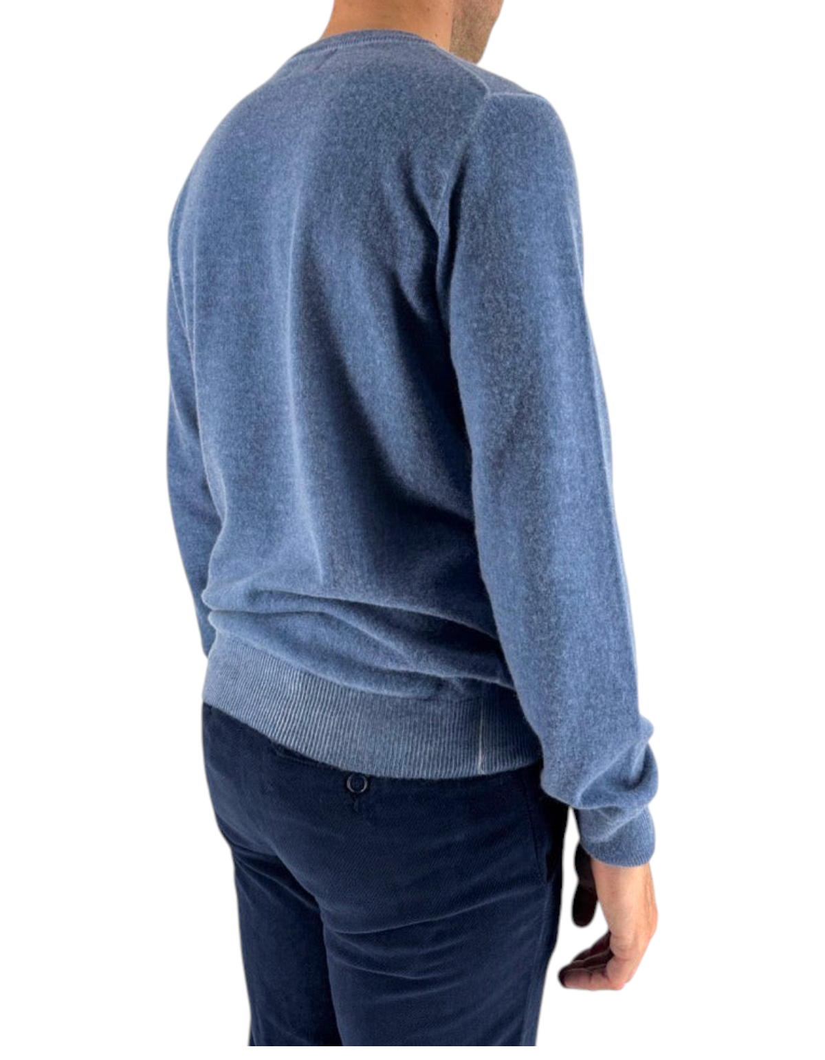 Modello indossa maglia girocollo DevidLabel Bergen in misto lana e cashmere color denim con finitura mélange