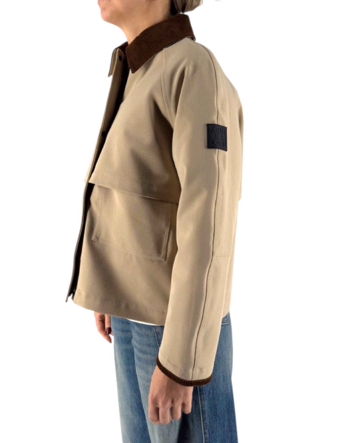 Montereggi – Giubbotto Amaris Biscotto, giacca corta color biscotto con colletto a contrasto e patch sul braccio