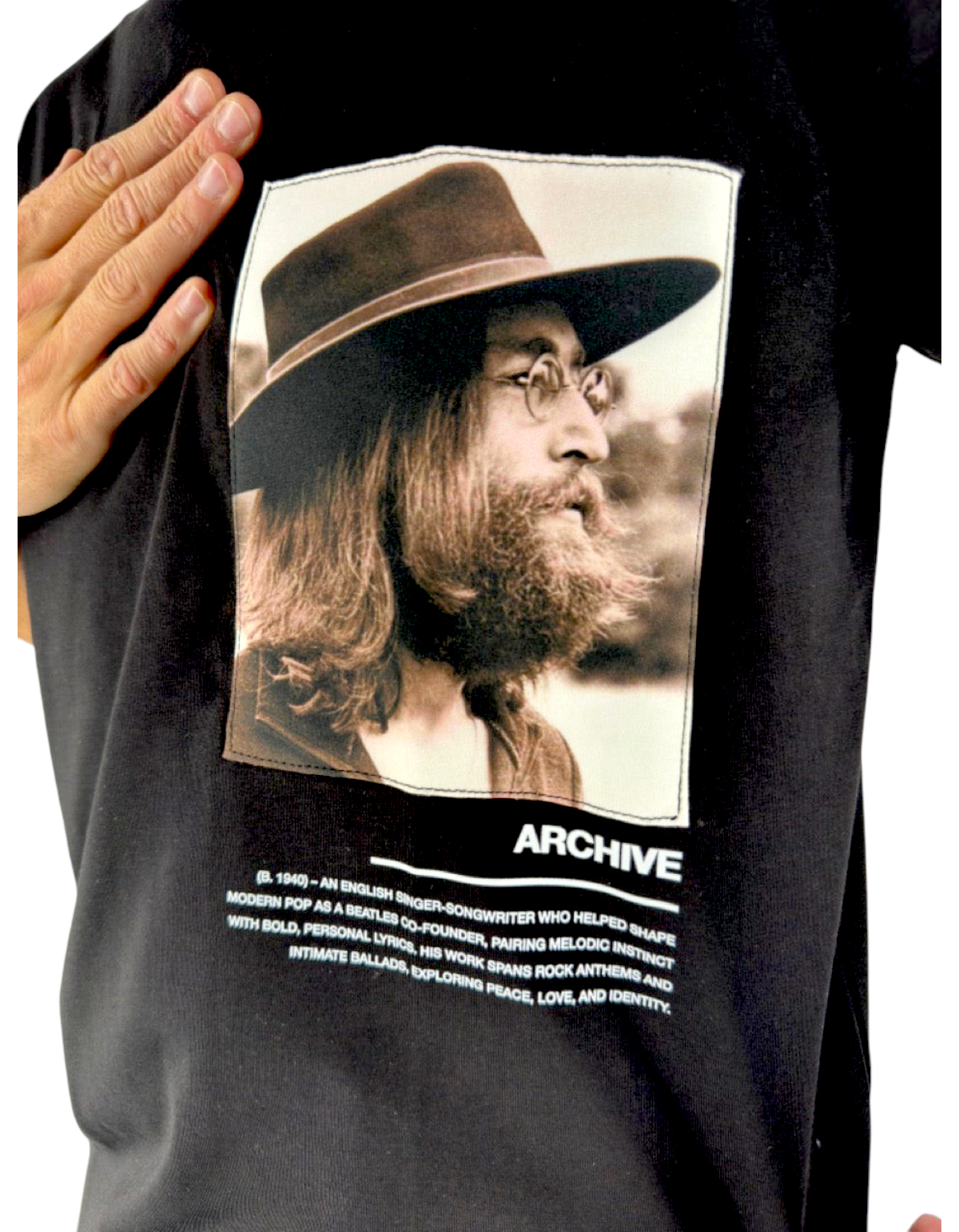 T-shirt nera in cotone DevidLabel con stampa fotografica di John Lennon e testo descrittivo sul petto