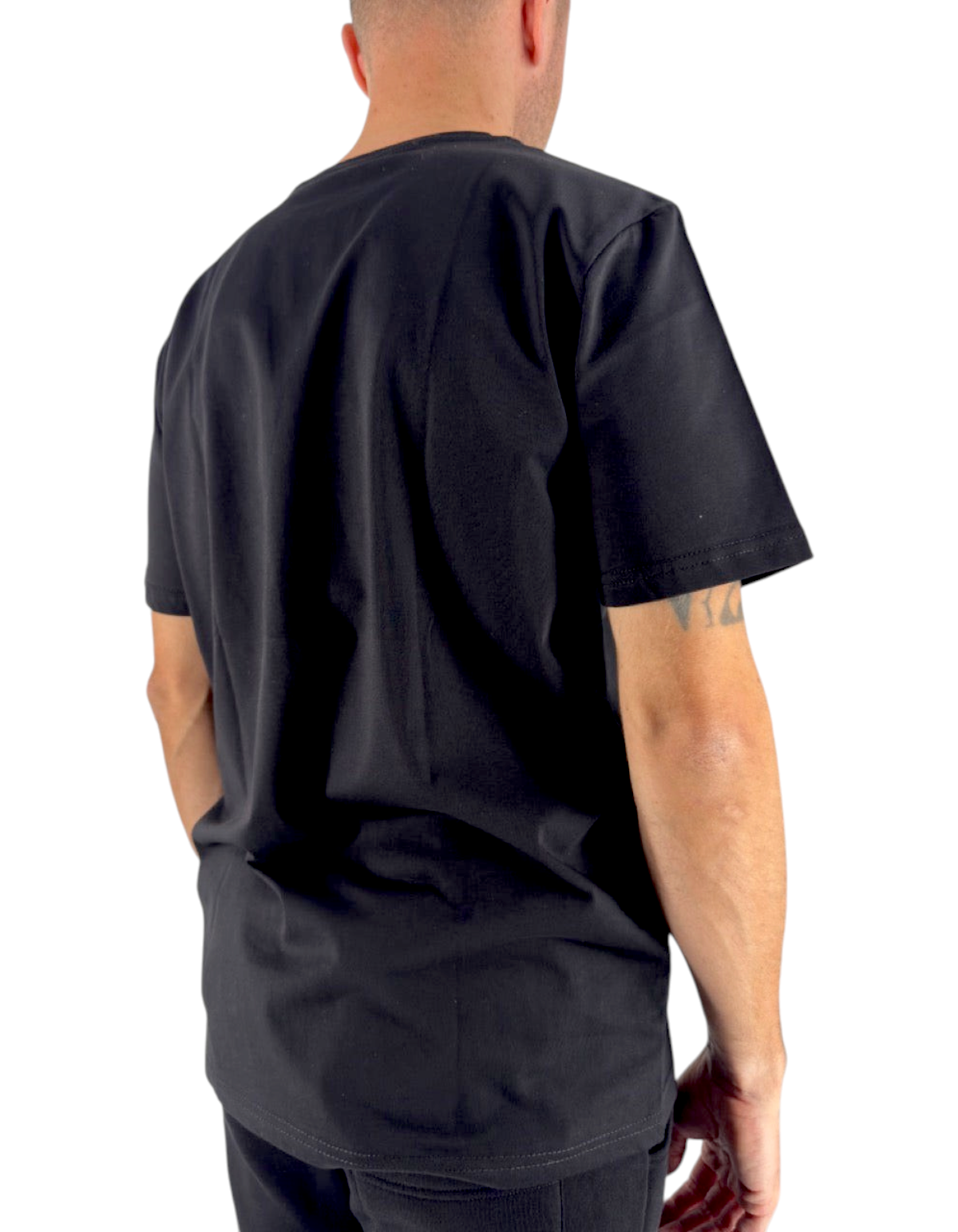 T-shirt nera in cotone DevidLabel con vestibilità regular fit, vista posteriore su modello