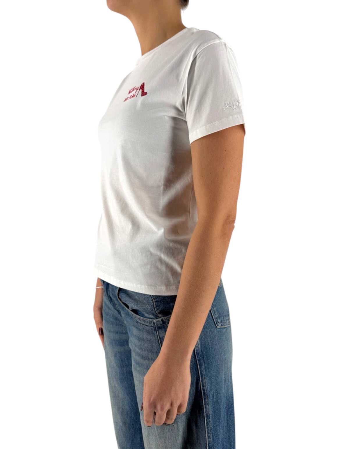T-shirt bianca in cotone DevidLabel modello Emilie W con scritta rossa in strass sul petto indossata di profilo