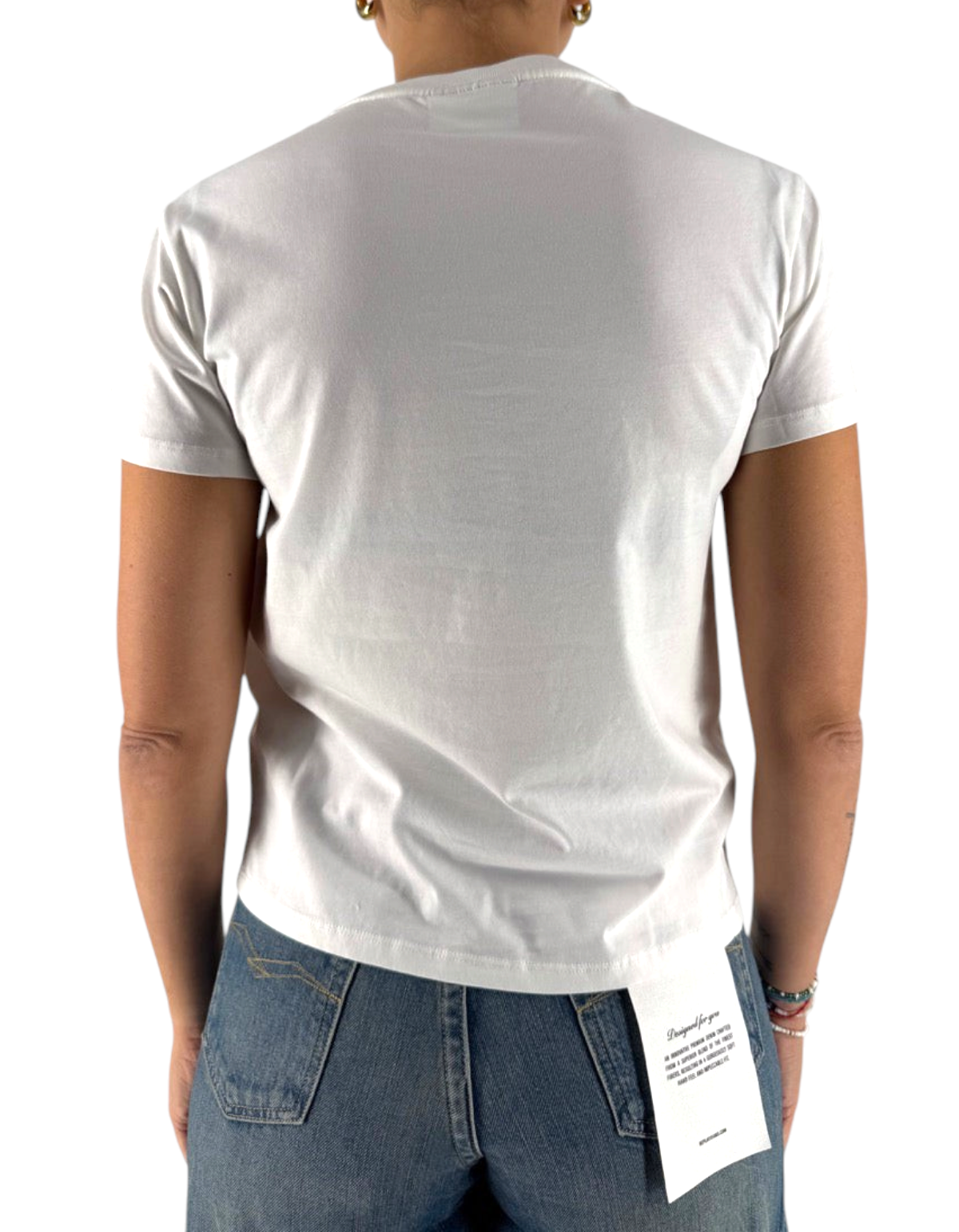 Vista posteriore della T-shirt DevidLabel Emilie W bianca in cotone indossata con jeans