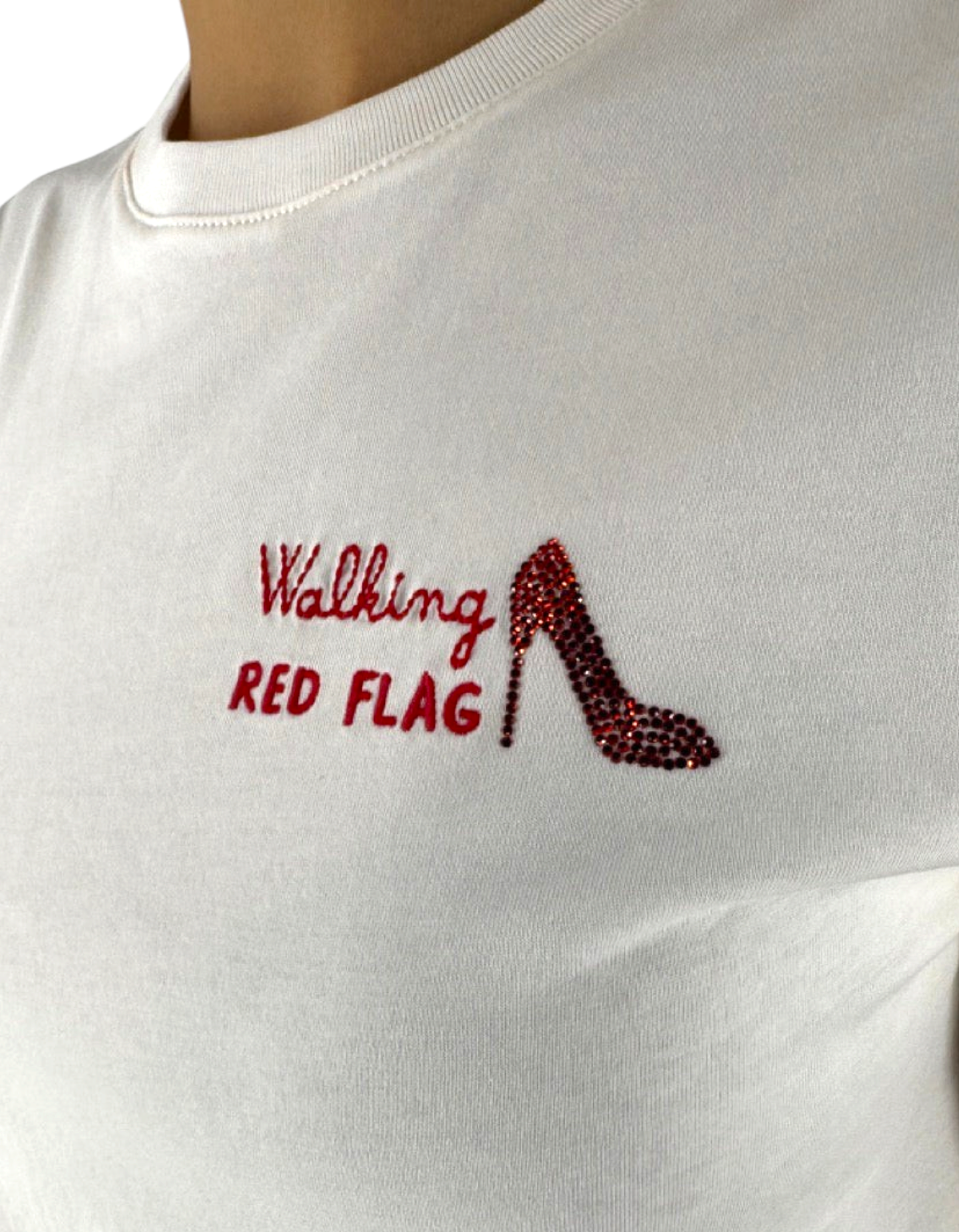 T-shirt bianca DevidLabel in cotone con scritta Walking Red Flag e decorazione a forma di scarpa con strass rossi