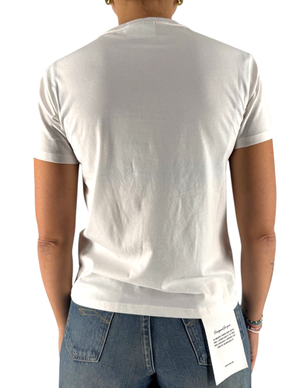 Vista posteriore della T-shirt bianca in cotone DevidLabel Emilie W con etichetta esterna su jeans