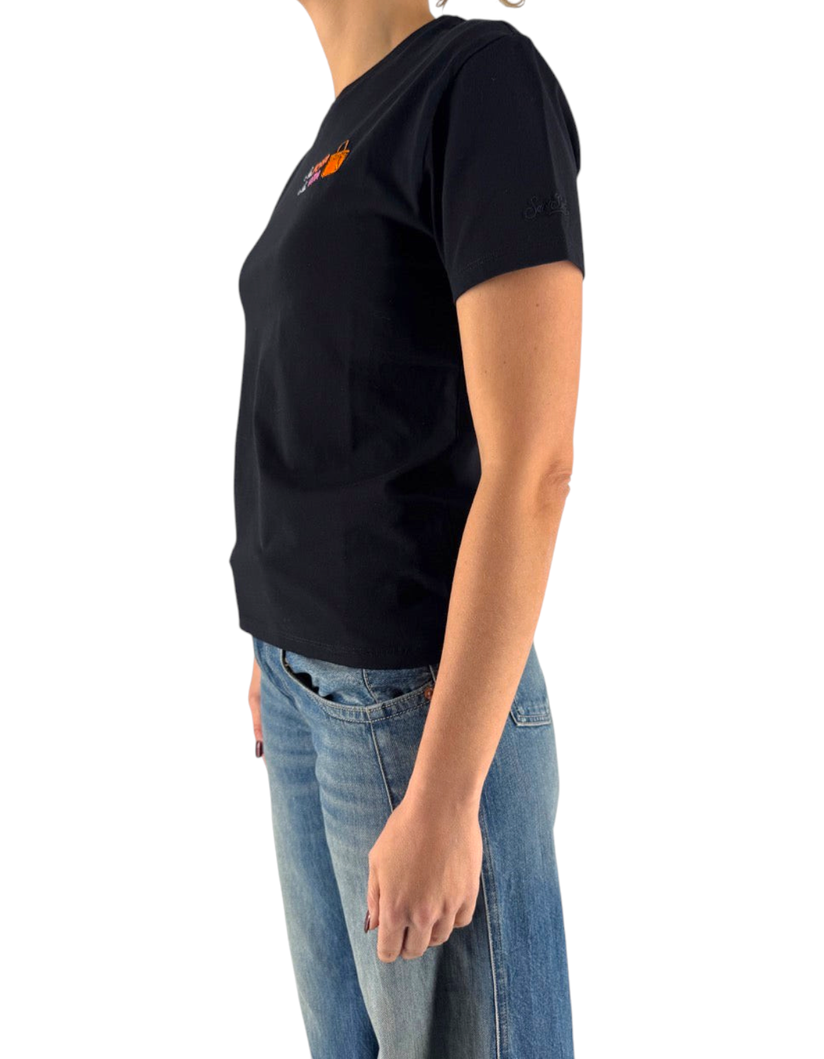 T-shirt nera in cotone DevidLabel modello Emilie W con ricamo colorato sul petto indossata di profilo