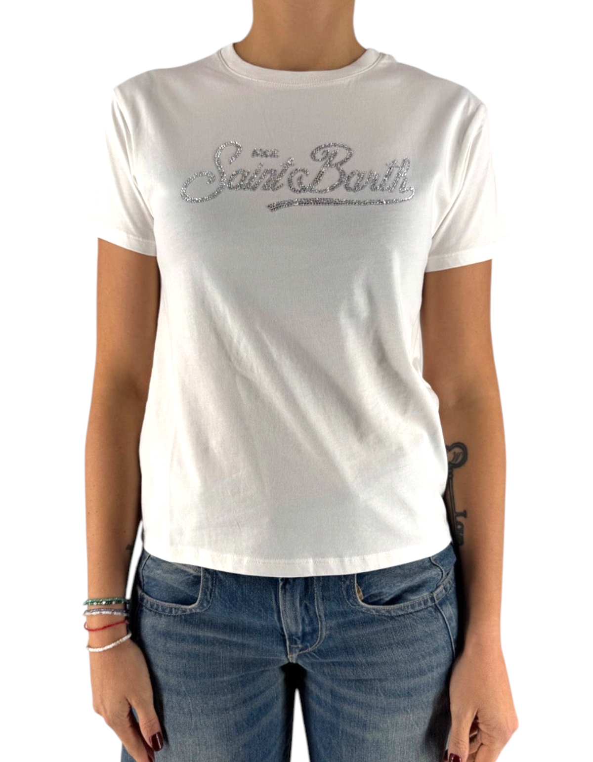 T-shirt bianca in cotone DevidLabel Emilie W con logo Saint Barth in strass scintillanti indossata da una donna