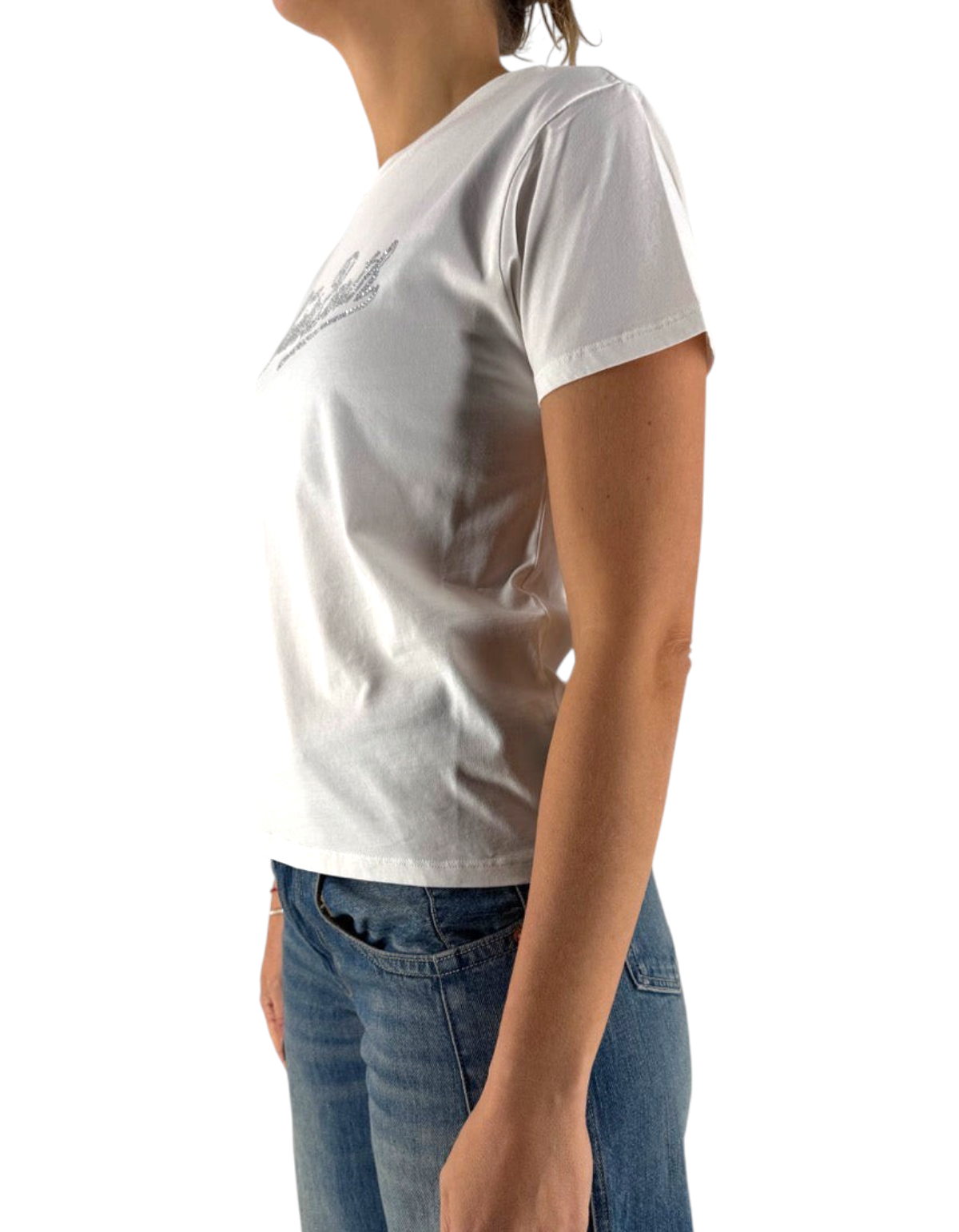 T-shirt bianca DevidLabel modello Emilie W in cotone con logo in strass, vista laterale su modella