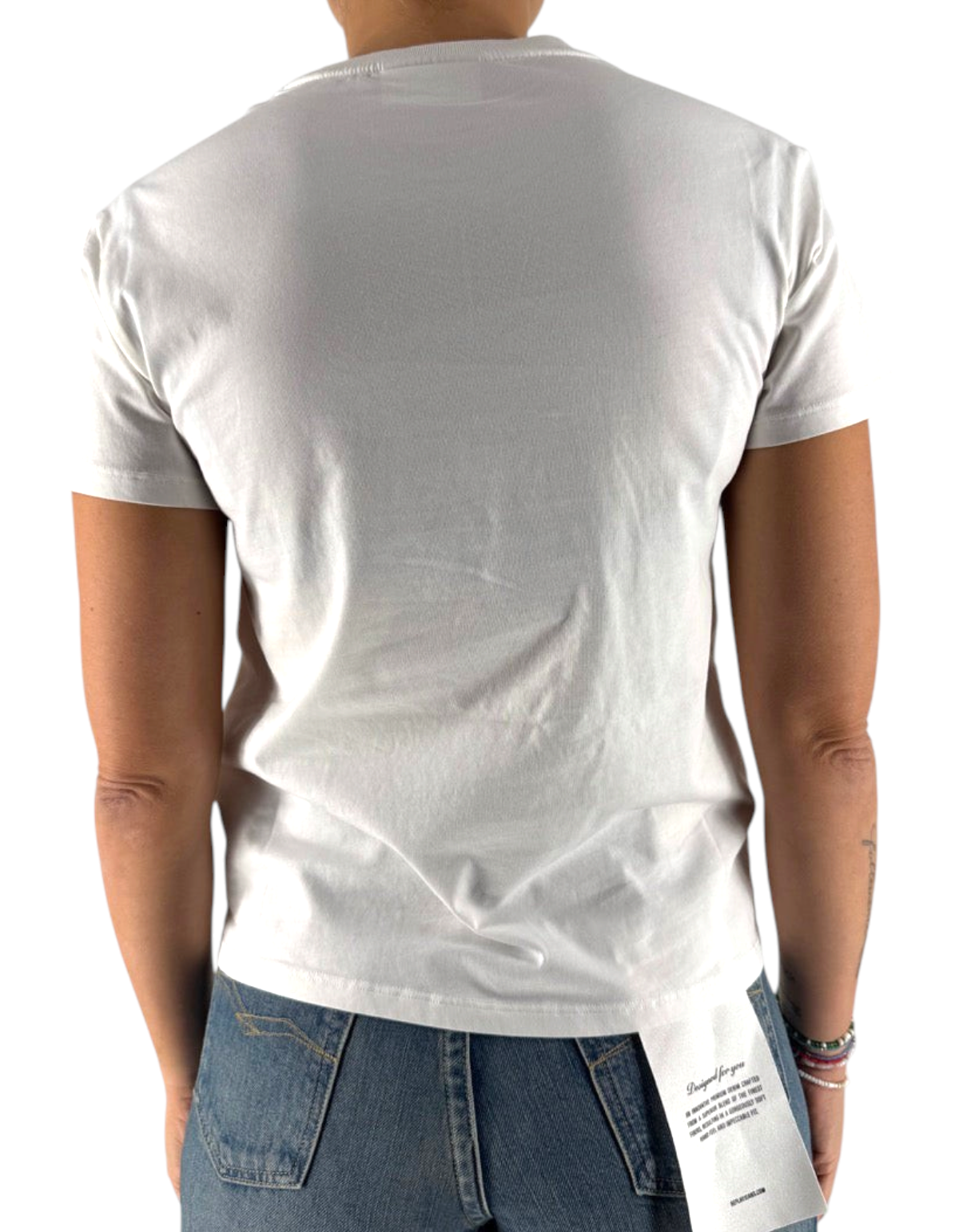 Vista posteriore della t-shirt bianca in cotone DevidLabel Emilie W con etichetta esterna