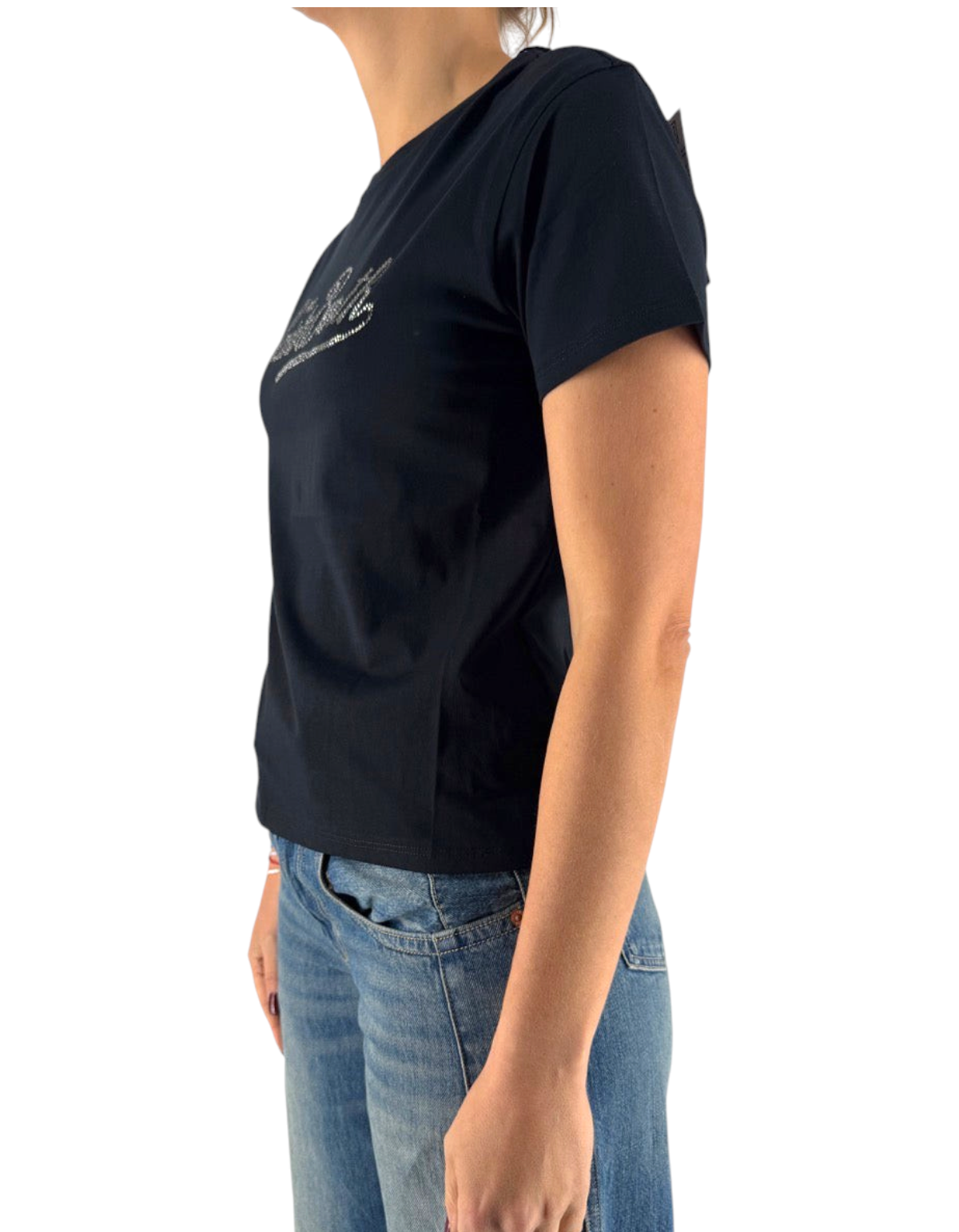 T-shirt nera in cotone DevidLabel modello Emilie W con decorazione in strass sul petto indossata di profilo