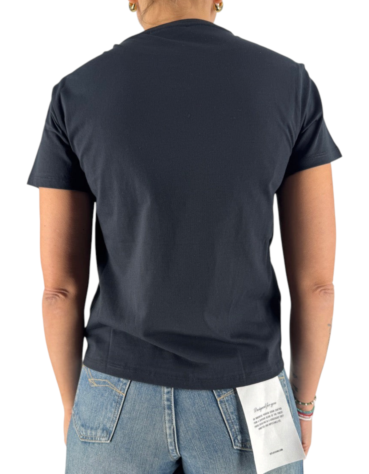 Vista posteriore della t-shirt DevidLabel MC2 Saint Barth Emilie W in cotone nero indossata con jeans
