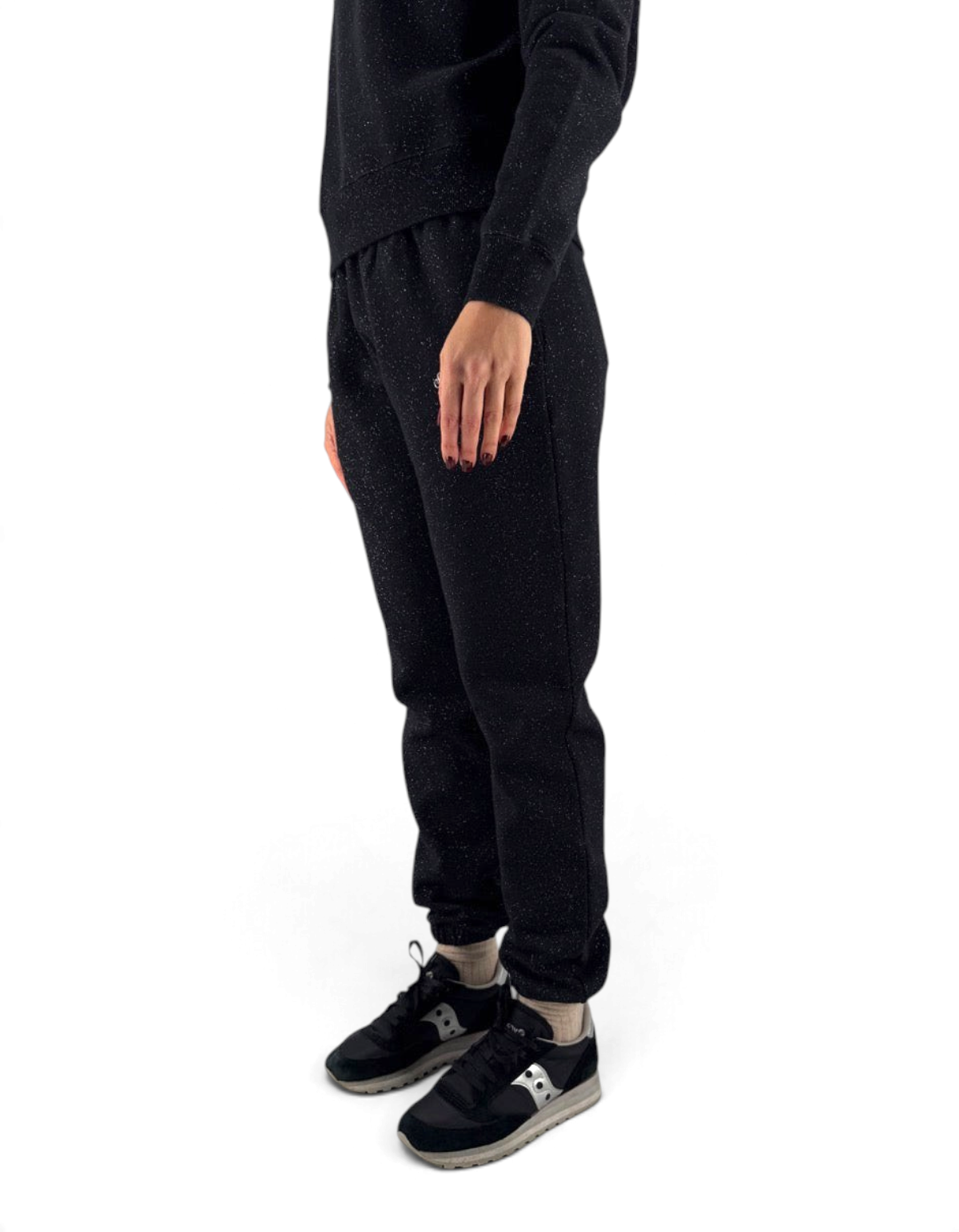 Pantalone donna nero in lurex DevidLabel modello Odalys con polsini elasticizzati indossato di profilo