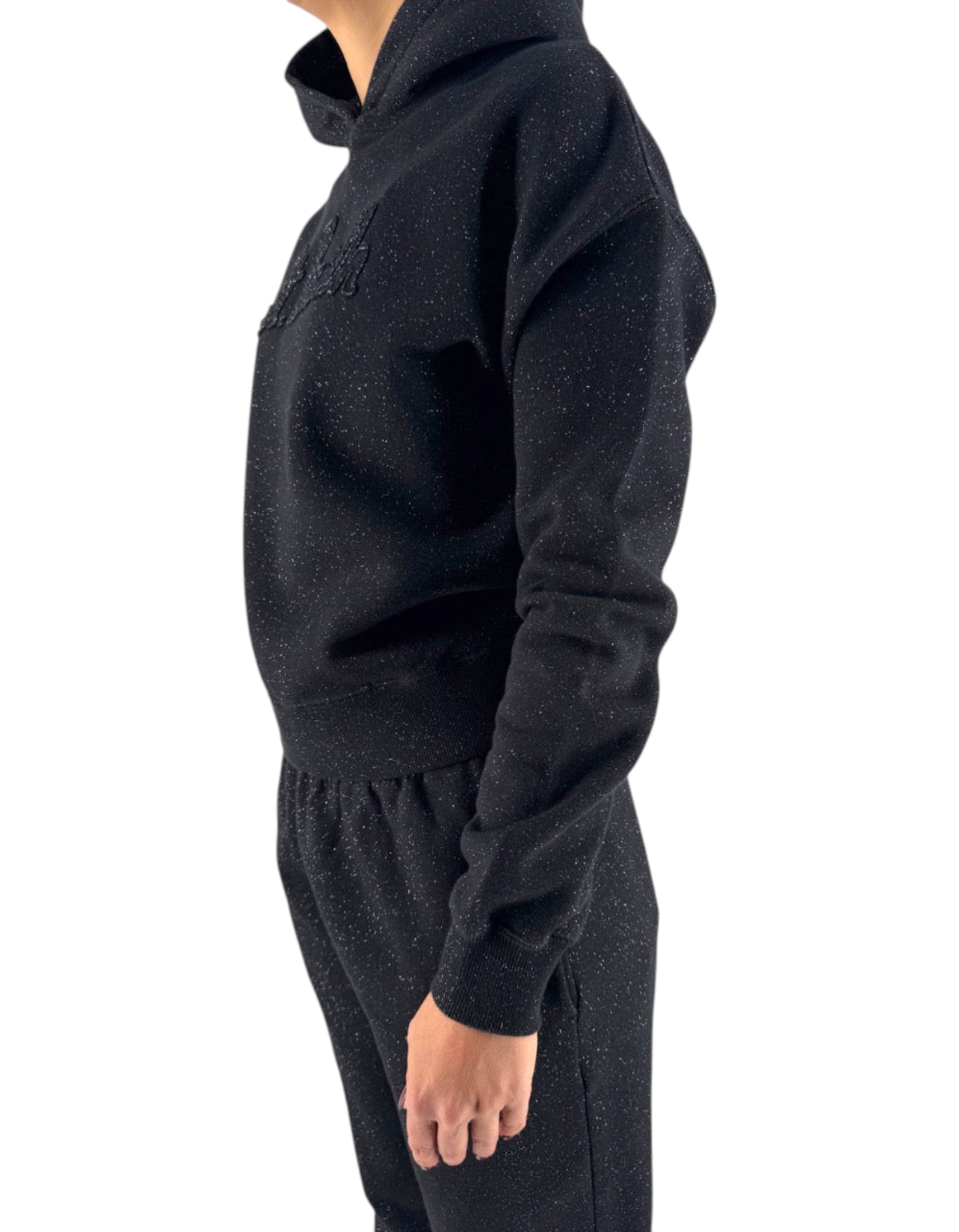 Felpa DevidLabel Mindy W Lurex nera con cappuccio e dettagli ricamati, vista laterale su modella