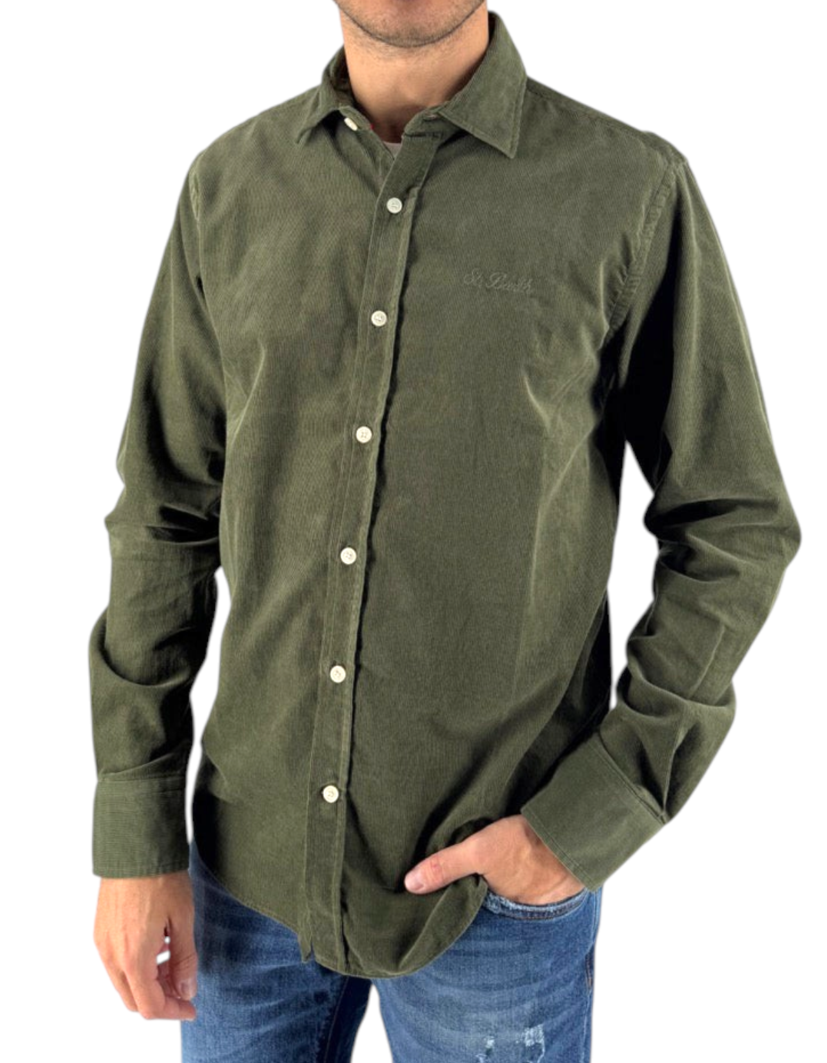 Modello indossa camicia DevidLabel Seefeld in velluto a coste verde oliva con bottoni frontali e taglio classico
