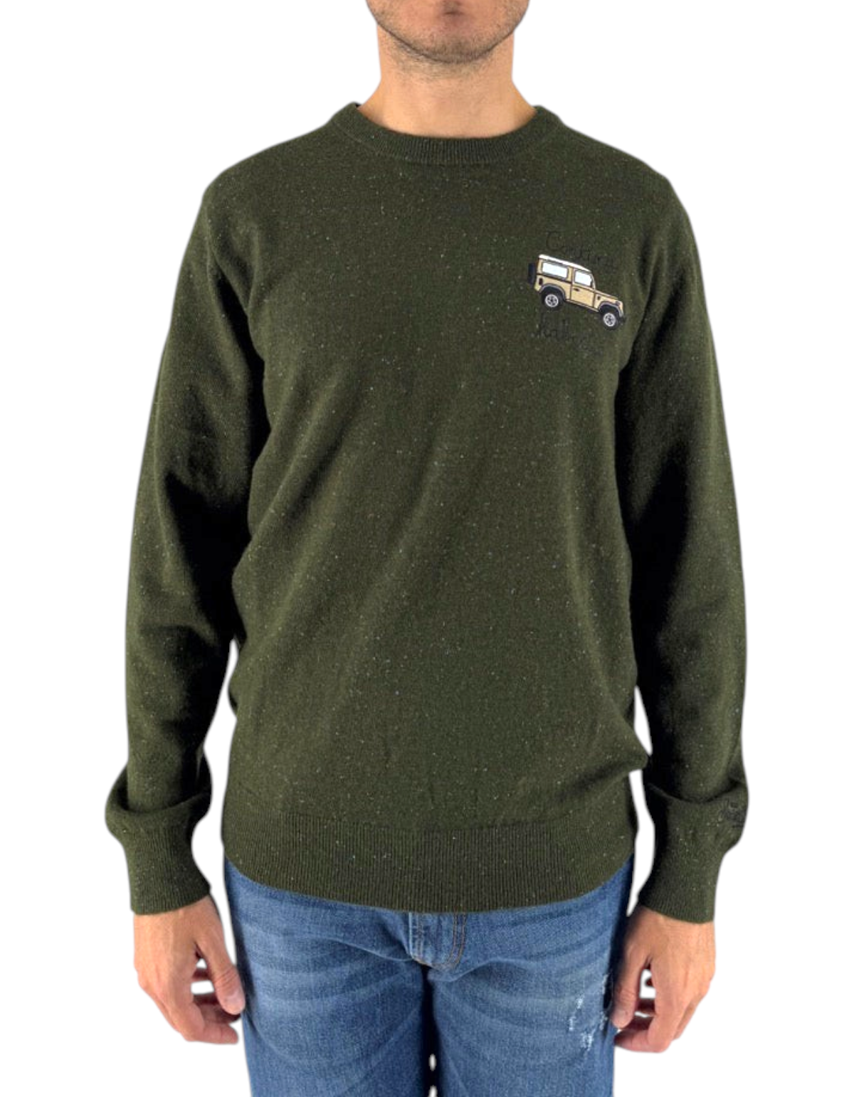 Modello DevidLabel indossa maglione girocollo verde in lana e cashmere con ricamo auto Cortina su petto